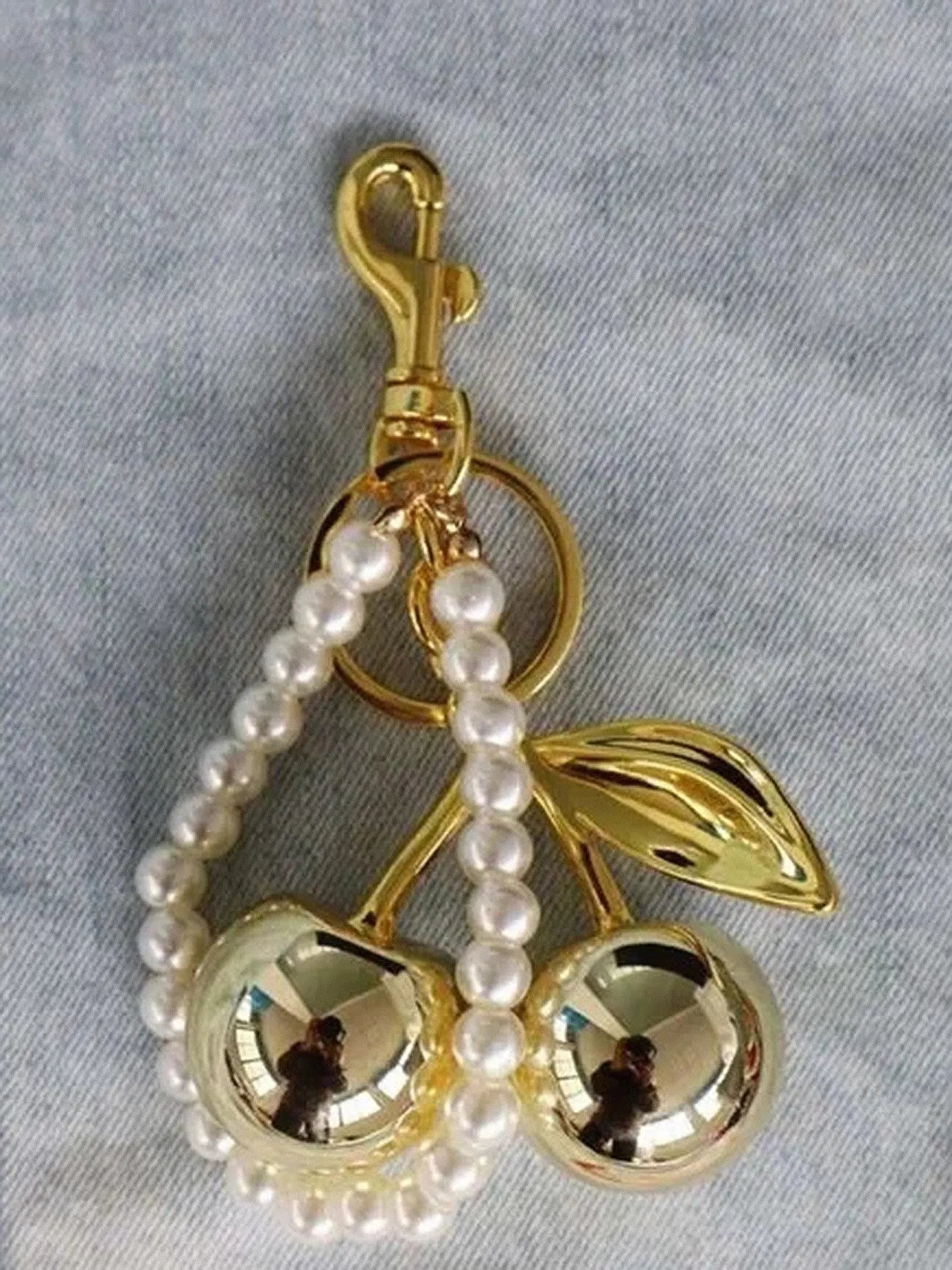 Cherry Keychain, Keychain Accessories, Girly Keychain for Bags, Women's Bag Pendant, Fashion Trend Exquisite Pendant, Women's Backpack Elegant Pendant, Suitable for Valentine's Day and Christmas Gift for Friends